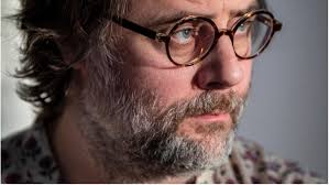 Adrian Perera debuterar med dikter om vithet och rasism