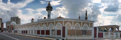 La distanza tra la moschea e la mecca è 4932,59 km nord est. Masjid Khalid Ibn Walid Jalan Padang Tembak Mapio Net
