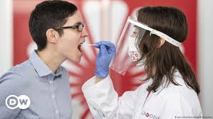 The coronavirus test verifies suspicions of infection with the novel coronavirus. Corona Schnelltest Am Frankfurter Flughafen Wirtschaft Dw 29 06 2020