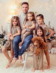 Merge la o echipă unde a fost extrem de dorit. Ce Familie FrumoasÄƒ Are Fotbalistul Alex Chipciu Cum A Cunoscut O Pe Andreea SoÈ›ia È™i Mama Celor 4 FetiÈ›e Inceputul RelaÈ›iei A Fost Destul De Agitat Exclusiv Galerie Foto Stiri Vedete Si
