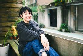 魏如萱（waa wei），1982年10月10日出生于台湾省花莲县，华语流行乐女歌手、电台dj、自然卷前女主唱。2003年，与蔡坤奇组成自然卷组合；同年8月，随自然卷推出组合首支单曲《自然卷》，从而正式出道。2004年，随自然卷推出组合首张音乐专辑《c'est la vie 这就是生活》，并入围第11届新加坡. çˆ¶è¦ª å¥½å‹ç›¸ç¹¼é›¢ä¸–å¨ƒå¨ƒé­å¦‚è± èˆ‡å…¶æŠµæŠ—æƒ³å¿µ ä¸å¦‚å¯«æ­Œç´€å¿µ å¤©ä¸‹é›œèªŒ
