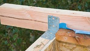 Fur Die Kippsicherheit Der Sparren Sorgen Sie Indem Sie Die Beiden Ausseren Mit Jeweils Zwei Stahlwinkeln Fixieren Die Mi Gartenhaus Uberdachung Garten Garten