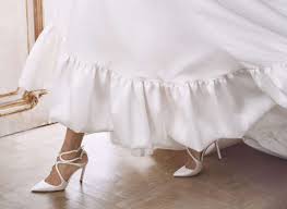 A seconda dell'abito scelto, puoi spaziare con la fantasia e regalarti un tocco di classe con le scarpe, osando con i colori e lo stile se magari l'abito che hai scelto è. Matrimonio Come Scegliere Le Scarpe Da Sposa