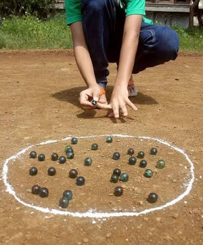 🌎🎯 ¿Te acordás de este juego? Según dónde hayas crecido, lo llamabas bolitas, canicas, metras, bochas… Pero todos entendíamos lo mismo: Un círculo en la tierra, muchas bolitas dentro, y una sola