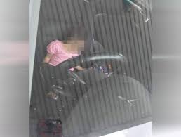Tercampak keluar dari kereta, anak 2 tahun selamat. Budak 2 Tahun Terperangkap Dalam Kereta
