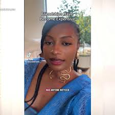 Woman starts movement to meet friends without going broke