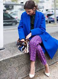 Açık tonlar içinde turuncu ve saks mavisi desenler. Kobalt Saks Mavisi Kombinleri