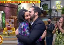 Claudia y andrés estuvieron acompañados en su boda por amigos y familiares. Bnwclfn88xdlgm