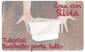 Le prime proposte di sacchettini uncinetto per bomboniere sono ben visibili nella foto di copertina dell'articolo, un sacchetto semplice che si realizza con 2 stelle unite, rifinite poi da un motivo ondulato. Sacchetto Porta Tutto In Tessuto Fai Da Te Impara A Cucire