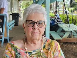 What are the must-try local restaurants in Lahaina, Maui?