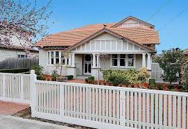 The californian bungalow became the most popular style for housing, using pale colours such as off whites, buffs and creams for the body of the house and dark greens, dark reds and even blacks for trim and shingles under the gables and bay windows. 15 Californian Bungalow Ideas Facade House House Exterior California Bungalow