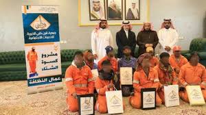 دش ن محافظ بني حسن أ الفايز ورئيس بلديتها م الظفيري مشروع كسوة الشتاء لعمال النظافة والذي قامت عليه جمعية قرن ظبي الخيرية Couple Photos Scenes Photo