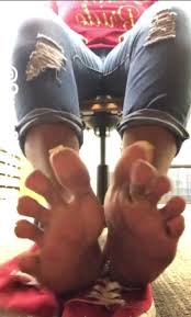 Giantess queen size sexy feet size 11 - video 2 - ThisVid.com