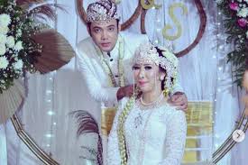 His name started to be known by public when he play in soap opera wulan. Nikahi Henny Mona Sandy Tumiwa Telah Bertemu Dengan Rio Reifan