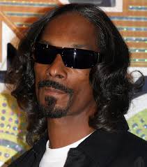 17 Photos That Prove Snoop Dogg Has The Greatest Hair Of All Time Snoop Dogg Permed Hairstyles Celebrities Male