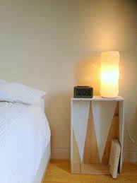Simple Bedside Table Idea Assuming You Store Nothing In Your Bedside Table Idee Deco Idee Deco Facile Decoration Interieure