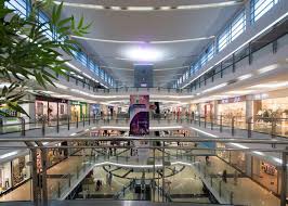 إغلاق المجمعات التجارية في المملكة وجميع الأنشطة داخلها باستثناء السوبرماركت والصيدليات