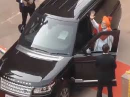 Pm narendra modi ki security kaise ki jati hai? Wear Your Seat Belt Even Pm Narendra Modi Does Check Out The Video Trending Viral News