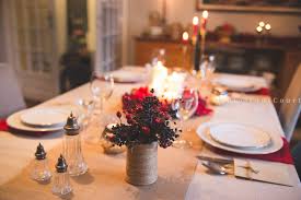 Serviettes, assiettes, nappe et petits cette fleur emblème de noel est en velours rouge, cœur de paillettes , et pétales inscrustés de paillettes sequin rouges ! Deco De Table De Noel Rouge Et Or Chaleureuse Et Facile A Realiser Sous Notre Toit