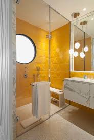 The custom shower enclosure is a contrasting blue that gives shape to the space without feeling cluttered. Recommended Home Designer Februari 1995