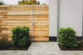 tuinafsluiting met deur naar de tuin volledig in padouk tuin deur