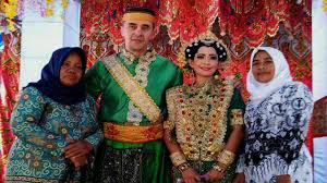 Adapun etnis mayoritas yang berada di kalimantan barat yaitu dayak, melayu, tionghoa. Perpaduan Adat Dan Agama Dalam Ritual Pernikahan Suku Bugis Makassar Regional Liputan6 Com