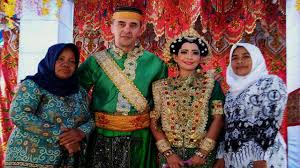 Kegiatan yang biasa dilakukan contohnya pertemuan sampai upacara adat. Perpaduan Adat Dan Agama Dalam Ritual Pernikahan Suku Bugis Makassar Regional Liputan6 Com