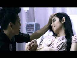Aku akan selalu berada dekatmu takkan pernah ku jauh dan semoga selalu bersemi di hati cinta yang terakhir. Arie Feat The Project Bukan Yang Pertama Official Music Video Youtube