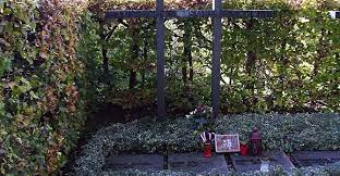 Executed with brother hans on february 22, 1943 magdalene scholl's response, upon opening the door, was to grab up a basket. Munchner Friedhofsspaziergang Friedhof Am Perlacher Forst Vorsorgeweitblick