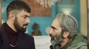 Mehmet scoprirà una verità che ribalta tutto ciò in cui ha sempre creduto:  la tomba del fratello, pianto per anni, è vuota.😟Tra le lacrime😭, Mehmet  crolla e sussurra: «Questo significa solo una cosa… ...