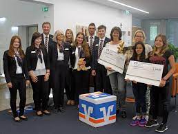 Willkommen auf der startseite ihrer vr genobank donauwald eg. Azubis Der Vr Bank Spenden An Kanguruh Und Verantwortung Leben