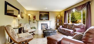 Renk kombini yaparken bordo koltuk takımı ile nötr renkleri kombinleyebilir, bordo duvar kağıdı ile bej tonlarını sentezleyerek şık dekorasyonlar yapabilirsiniz. Bordo Koltuk Modelleri Salon Dekroasyonunda Bordo Koltuklar