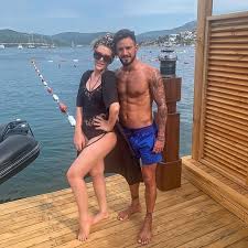 Selin ciğerci eski hali nasıldı ne zaman kadın oldu fotoğrafları sızdı 1 selin ciğerci ve futbolcu eşi gökhan çıra şu sıralar magazin basınının gündeminde. Selin Cigerci Kimdir Babasi Kimdir Selin Cigerci Nin Eski Halleri Magazin Haberleri