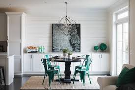 A Kelly Wearstler Cubist Chandelier Hangs Over A Round Black Wood Dining Table Placed Kitchen Lighting Over Table Cottage Dining Rooms Black Wood Dining Table