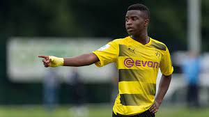 Die frage klingt so einfach: Ein Zwei Jahre Alter U23 Leiter Preuss Zweifelt Am Alter Von Bvb Juwel Moukoko Sportbuzzer De