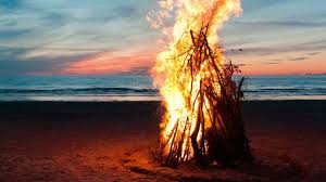 Durante este día es típico ir a las cabañas de campo o a la costa y hacer hogueras al aire libre. Noche De San Juan Cuando Es Y Tradiciones