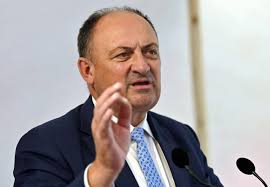 Conflit à TéléMB : la ministre des médias garde ses distances