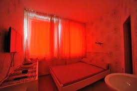 Stattdessen ist es ein großer zweigeschossiger barockbau mit heute lachsfarbenem putz und regelmäßigen rechteckigen fenstern. Rotes Haus Adult Entertainment Frankfurt