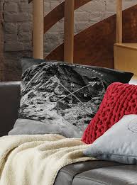 Exclusivite Simons Maison Un Motif Saisonnier Ancre Dans La Tendance Chalet Alpin Et Inspire Des Grandes Montagnes Enneig Rustic Style Decor Cushions Decor