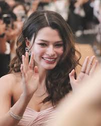 Captured a moment of pure magic with the incredible Rebecca Armstrong. Her  beauty is more than skin deep—it's spontaneous, captivating, and utterly  inspiring. Her smile is everything. ✨🫶🏻 #BeckyArmstrong  #vivov40series5gxbecky #beckyangels