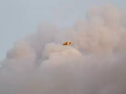 Η πυρκαγιά καίει αγροτοδασική περιοχή στη δυτική πλευρά μεταξύ. Knxm3pb9zbwqym