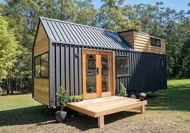 Si pour yourte, tiny house, roulotte, etc., aucun permis de construire n'est requis, ces habitations ne peuvent toutefois pas être installées sur n'importe les mêmes règles s'appliqueront si vous souhaitez installer votre habitat atypique mobile, pour y vivre à l'année, sur un terrain non constructible. Tiny House Fixe Comment Immobiliser Sa Micro Maison Mobile