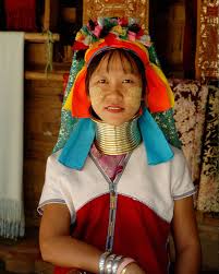 Wearing Rings To Have A Giraffe S Neck In Thailand A Girl From The Kayan Tribe The People From The Tribe Is Also Called The Padaung People The Rings She Wears Do Not As Many Believe M Pretty How To Wear