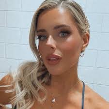 Libby Daniels's Instagram, Twitter & Facebook