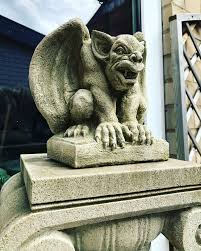 Ein Highlight Fur Jeden Garten Jedes Haus Wachter Welche Schon Im Mittelalter Vor Dem Bosen Schutzen Haus Dekoration Gartenfiguren Haus Und Garten