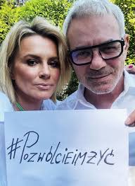 MOI DRODZY To może dotyczyć każdą/każdego z NAS/WAS. RAK PIERSI Bo kiedy  choruje KOBIETA, ,,choruje" cały dom, rodzina. Cierpią WSZYSCY. Odmowa  leczenia, to skazywanie chorych na śmierć. A Państwo, które powinno być