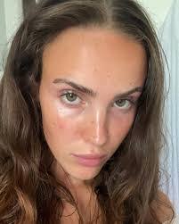 Shannon Lemmens's Instagram, Twitter & Facebook