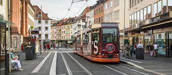 Seit knapp zwei wochen haben die würzburger straßenbahnen kleine regenbogenflaggen auf dem dach. Die Grunen Beantragen Pride Flaggen Wurzburg Unterstutzt Lgbti Gemeinschaft