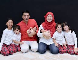 Tahniah kepada datuk dr sheikh muszaphar shukor sah bergelar suami kepada dr halina mohd yunos dalam satu majlis yang berlangsung di masjid tuanku mizan zainal. Dr Sheikh Muszaphar Shukor S Long Term Plan For His Newborn Twins