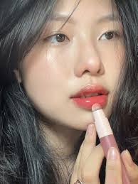 Test bằng mạch máu: Vein xanh trời tím thì là cool undertone; vein xanh lá,  nâu vàng là warm undertone. Thuộc làu làu rồi nhỉ=)))